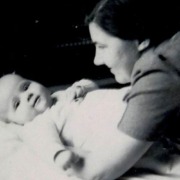 1949 Gerda Voigt mit Tochter Verena