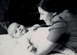 1949 Gerda Voigt mit Tochter Verena