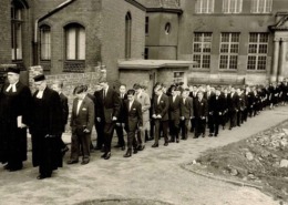 1958 Konfirmation Weg zur Kirche v