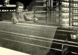 Foto: An einer Zettelmaschine in der Mechanischen Weberei, o.J. 1 Zettelmaschine Mechanicsche Weberei v